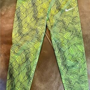 Little Girls Nike Size 5/6 Neon Yellow and Black Wave Leggings